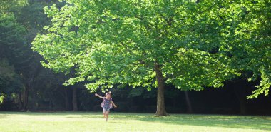 Parkta koşan genç kız