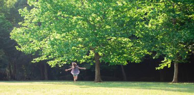 Parkta koşan genç kız