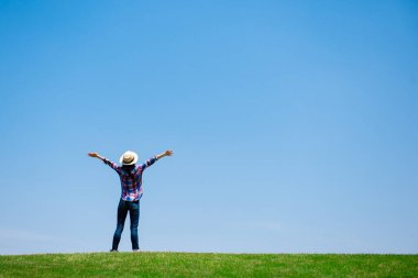 Yeşil çayırdaki kadın