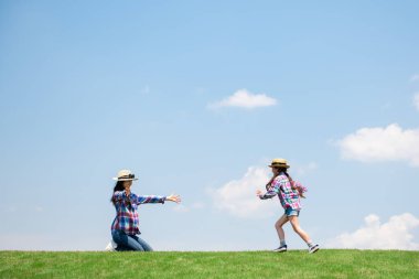 Anne ve kızı çayırda oynarken