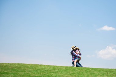Anne ve kızı çayırda oynarken
