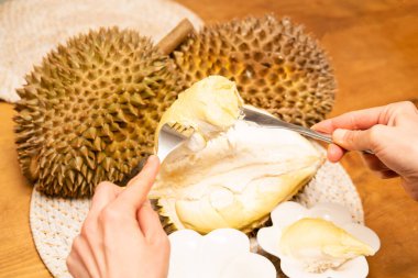 Bıçak ve çatalla Durian ve Eller 
