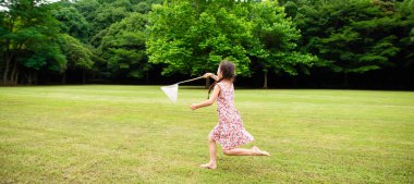 Böcek ağıyla çıplak ayakla oynayan bir kız.