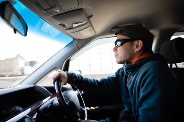 Araba süren bir adam.