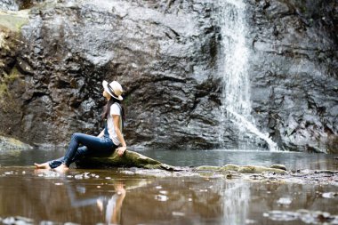 Güzel bir kadın nehirde dinleniyor.