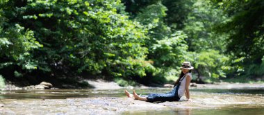 Nehirde oynayan kadın