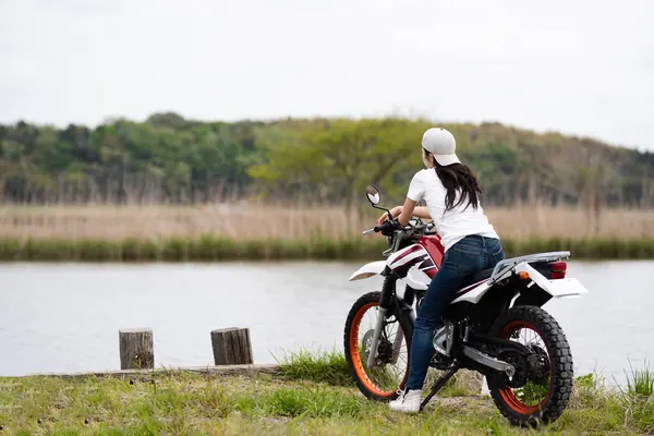 Mujer Joven Moto Por Lago — Foto de Stock