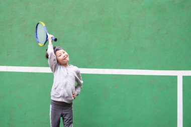 Tenis raketli Asyalı kız.