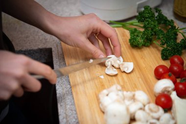 Mantar kesen kadın elleri 