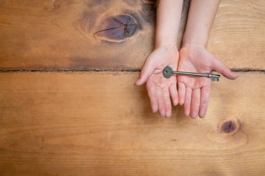 Anahtarı tutan çocuğun elleri.