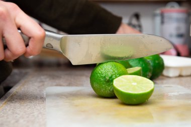 Kadın eli kireç kesiyor.