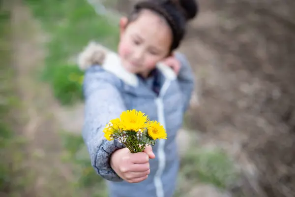 Маленькая Девочка Цветами Природе — стоковое фото