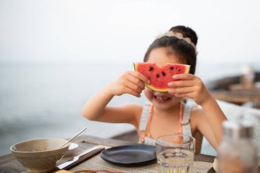Masada karpuz yiyen kız. 