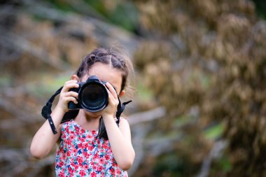 Ormanda kameralı sevimli bir kız.