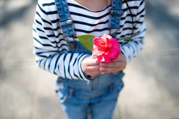 Маленькая Девочка Цветком Природе — стоковое фото