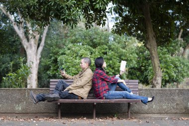 bir bankta oturan Çift