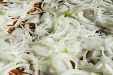 Arka plan için dilimlenmiş taze soğan.