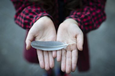 Ellerinde tüy olan çocuk