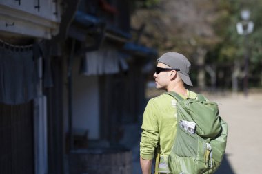 Sırt çantalı turist Japonya 'yı ziyaret ediyor.