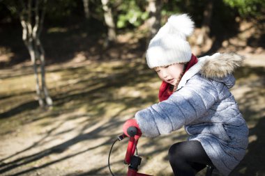 Güneşli bir günde bisiklet süren bir kız