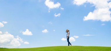 Kadın rahatlatıcı bir çayırda