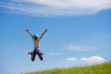 Çayırda atlayacak kadın