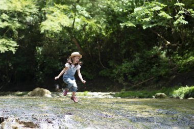 Nehirde oynayan kız