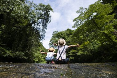 Anne ve çocuk nehirde oynarken