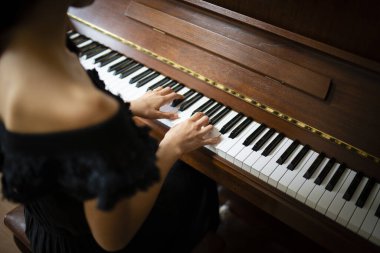 Piyano çalacak kadın