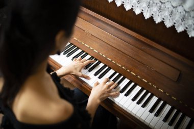 Piyano çalacak kadın