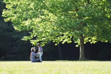 Anne ve kızı parkta eğleniyor