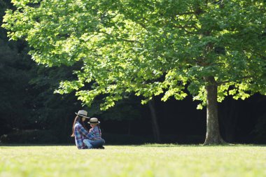 Anne ve kızı parkta eğleniyor