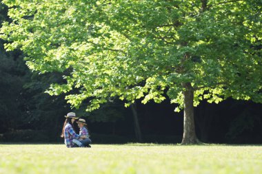 Anne ve kızı parkta eğleniyor