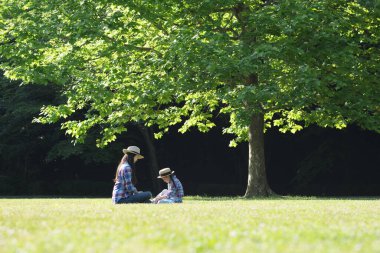 Anne ve kızı parkta eğleniyor