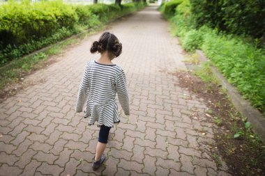 Parkta oynayan kız.