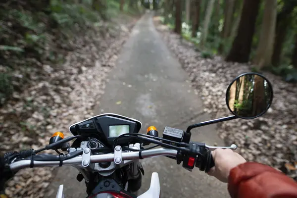 Motocicleta Corriendo Por Camino Forestal — Foto de Stock