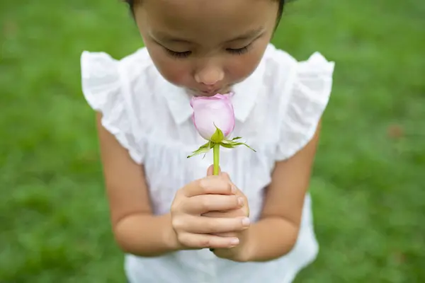Маленькая Девочка Цветком Руках Природе — стоковое фото