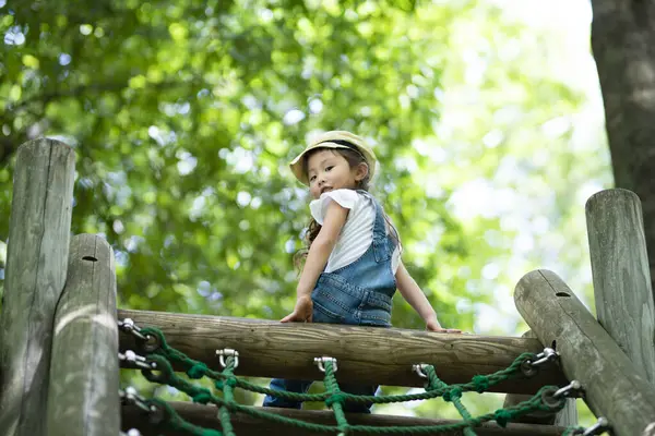Roztomilý Malý Asijské Dívka Hrát Hřišti Parku — Stock fotografie
