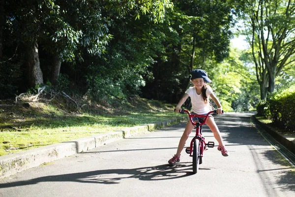 Chica Montando Una Bicicleta Parque — Foto de Stock