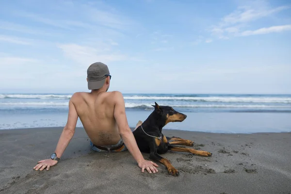 Giovane Uomo Asiatico Con Cane Sulla Spiaggia — Foto Stock