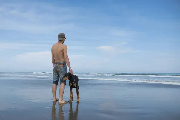 Giovane Uomo Asiatico Con Cane Sulla Spiaggia — Foto Stock