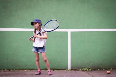 Tenis raketli Asyalı kız.
