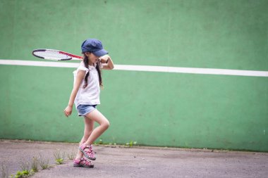 Tenis raketli Asyalı kız.