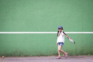 Tenis raketli Asyalı kız.