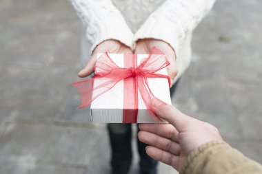 Sokakta hediyeleri olan genç bir çift 