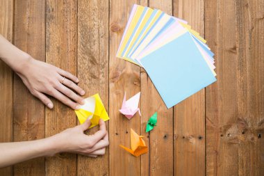 Origami katlamak için kadın elleri 