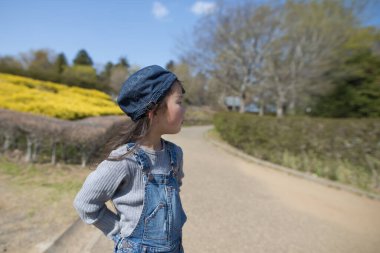 Sorunlu yüzlü küçük kız