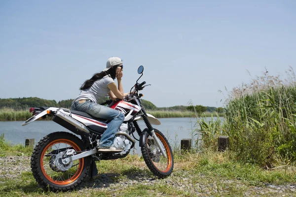 Mujer Joven Motocicleta Cerca Del Lago — Foto de Stock