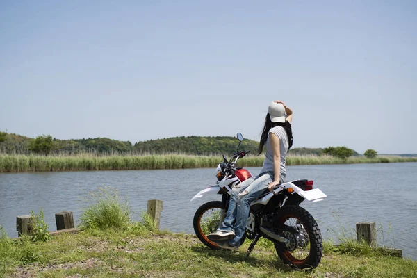 Mujer Montando Una Motocicleta Cerca Del Lago — Foto de Stock