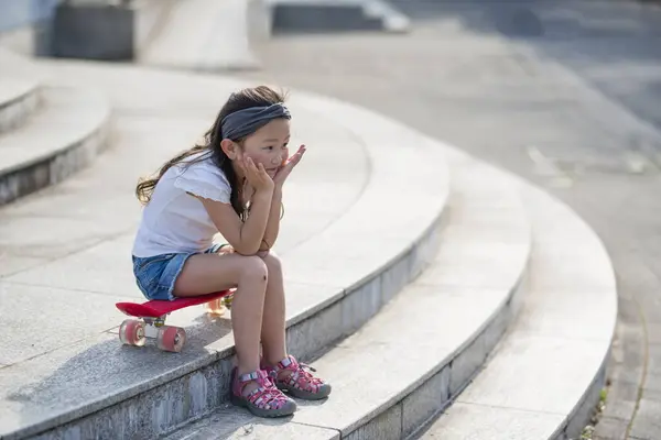 Asijské Dívka Skateboardu Parku — Stock fotografie